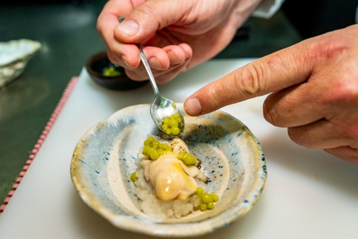 Preparando la ostra con rebujito frappé.