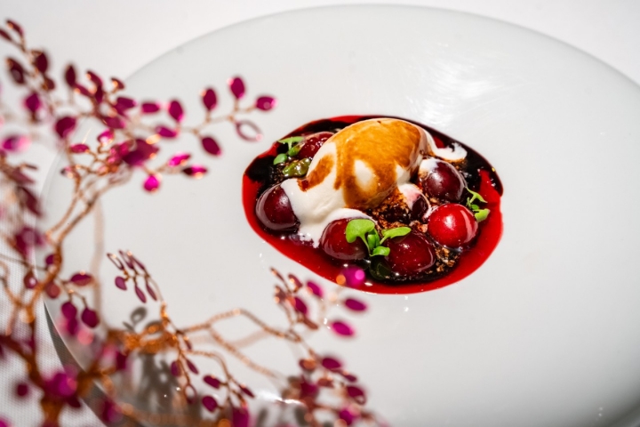 Cerezas del Jerte con vinagre balsámico y helado de raifort