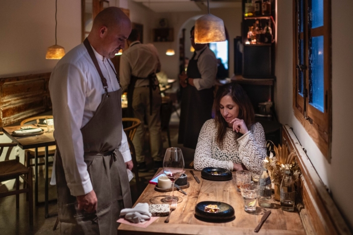 Javi sale personalmente a explicar los platos.