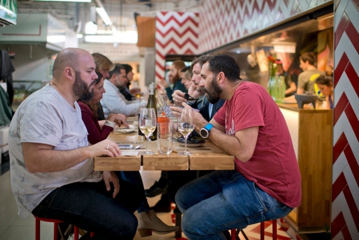 La única mesa con los 16 comensales que caben, impacientes por probar lo que come el de al lado.