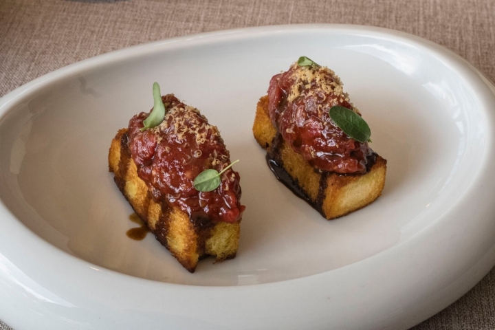 Brioche con steak tartar del restaurante Troqué (Adeje, Tenerife).