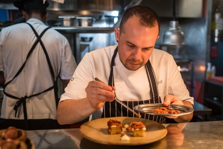 Georgi Nedyalkov en la cocina del restaurante Troqué (Adeje, Tenerife).