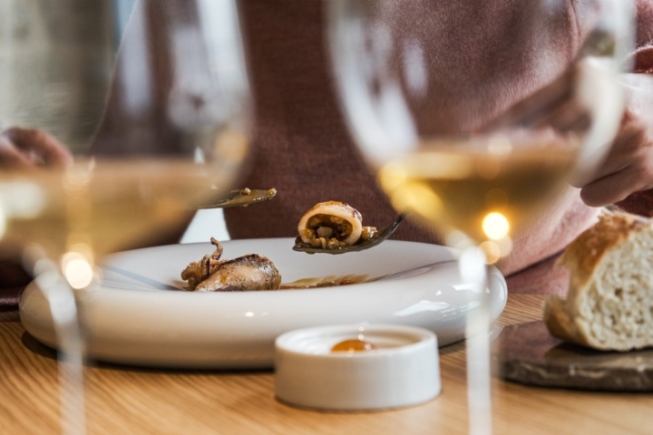 Chipirón relleno de crestas de gallo.