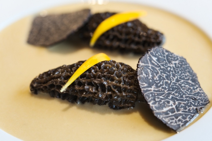 Colmenilla a la brasa rellena de forfait de pichón y trufa.