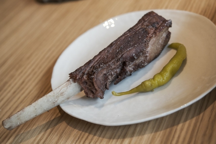 Costilla de jabalí con piparra ahumada.