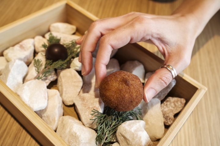 Croqueta de pediz en escabeche y bombón de perdiz.