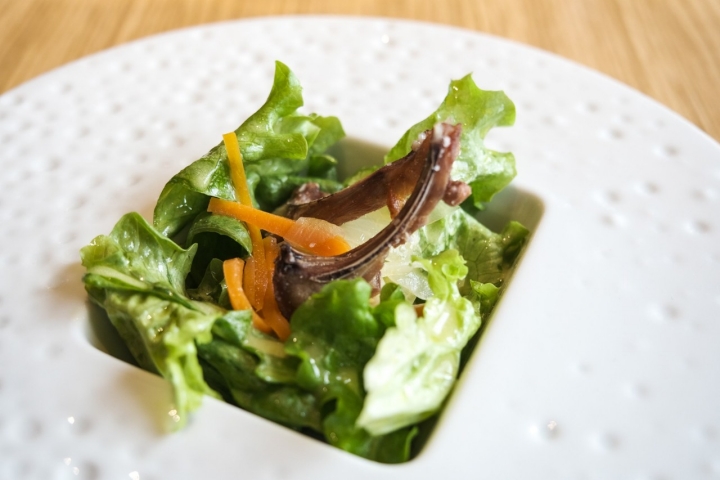 Brotes del huerto, escabeche de naranja y chuletillas de conejo fritas.