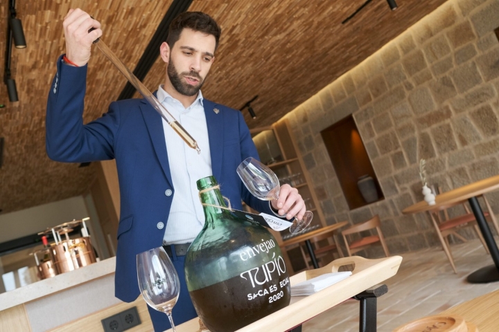 El sumiller sirve Envejao, una especie de amontillado extremeño.