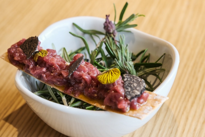 Tartar de gamo y huevo de codorniz.