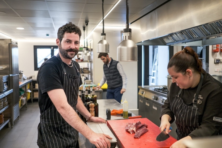 Guti en la cocina con parte del equipo.