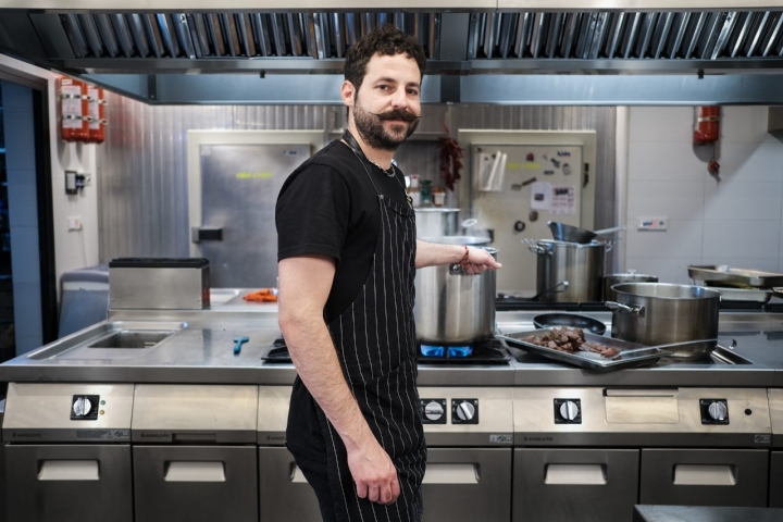 Guti Moreno posa en la cocina del restaurante.