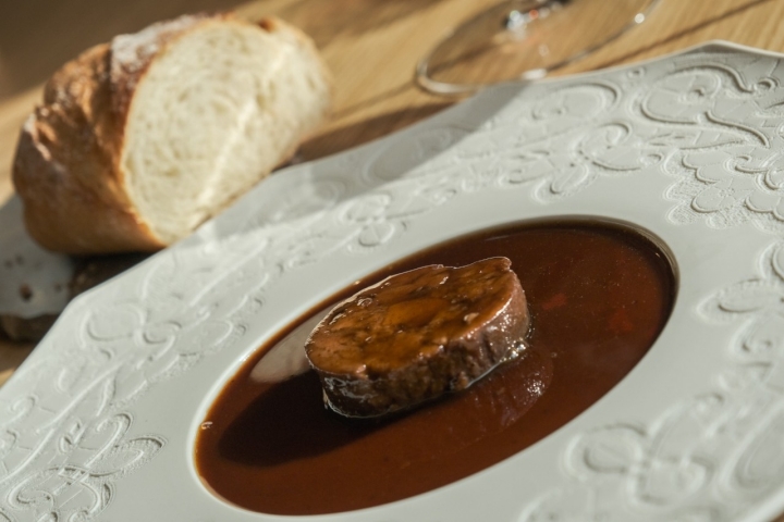 Liebre rellena de foie y presa ibérica 100% bella, salseada co el jugo de sus huesos y terminada con trufa.