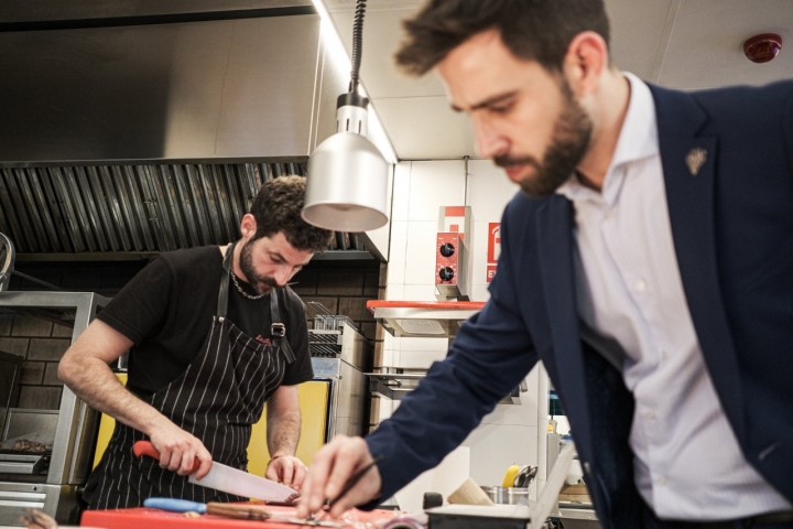  Mario Fernández y Guti Moreno trabajando juntos en la cocina.
