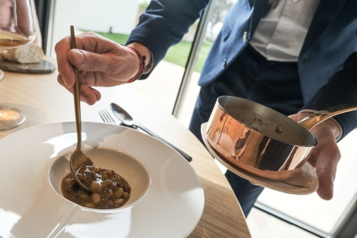 En sala, sirven las pochas de jabalí.