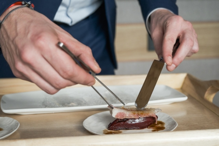 Prepostre: Helado de arándanos, vinagre gran reserva 25 años y panceta caramelizada.