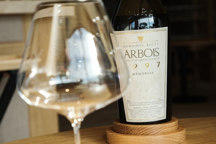 Vino francés Arbois Rouge Mémorial 1997, de la Bodega Domaine Rolet.