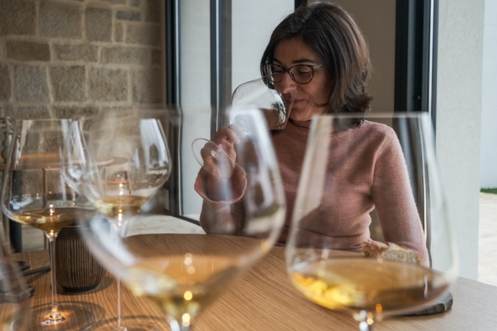 Mujer catando vino durante el menú degustación de 'Tupío'.