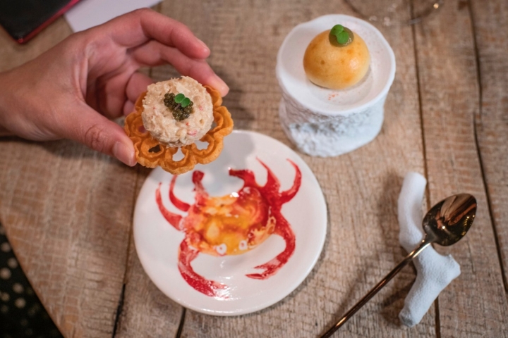 Brioche tibia de sobrasada de pato con encurtido de sandía. Cangrejo.