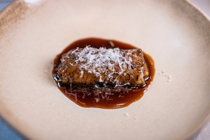 Canelón de purlada, bechamel de trufa y jugo de caza.