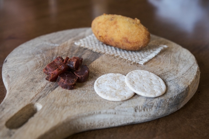 Croqueta de tasajo de cabra. 