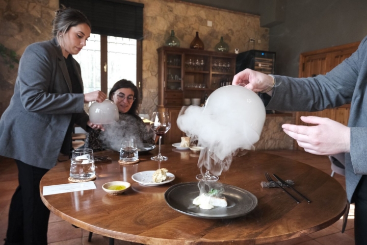 Sirviendo en sala la merluza ahumada con madera de olivo.