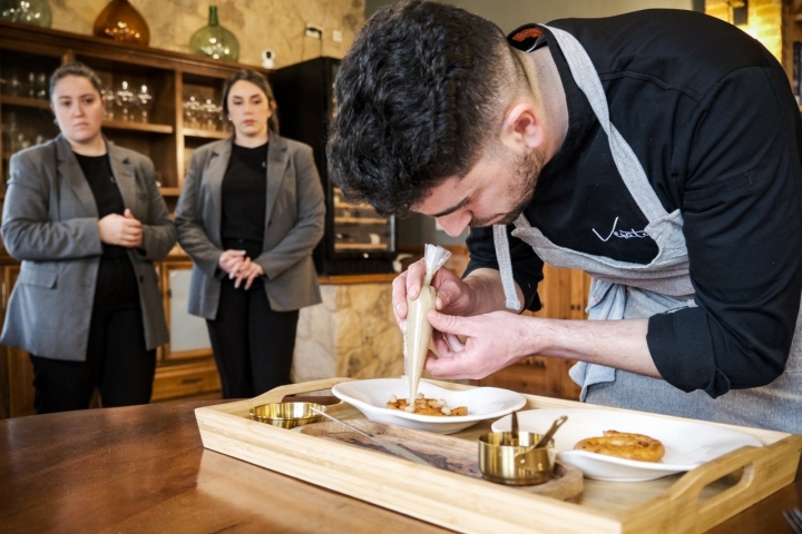 El cocinero Ángel Sánchez termina de emplatar el buñuelo de boletus en sala.