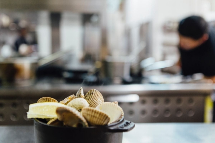 Berberechos recién salidos de la cazuela.