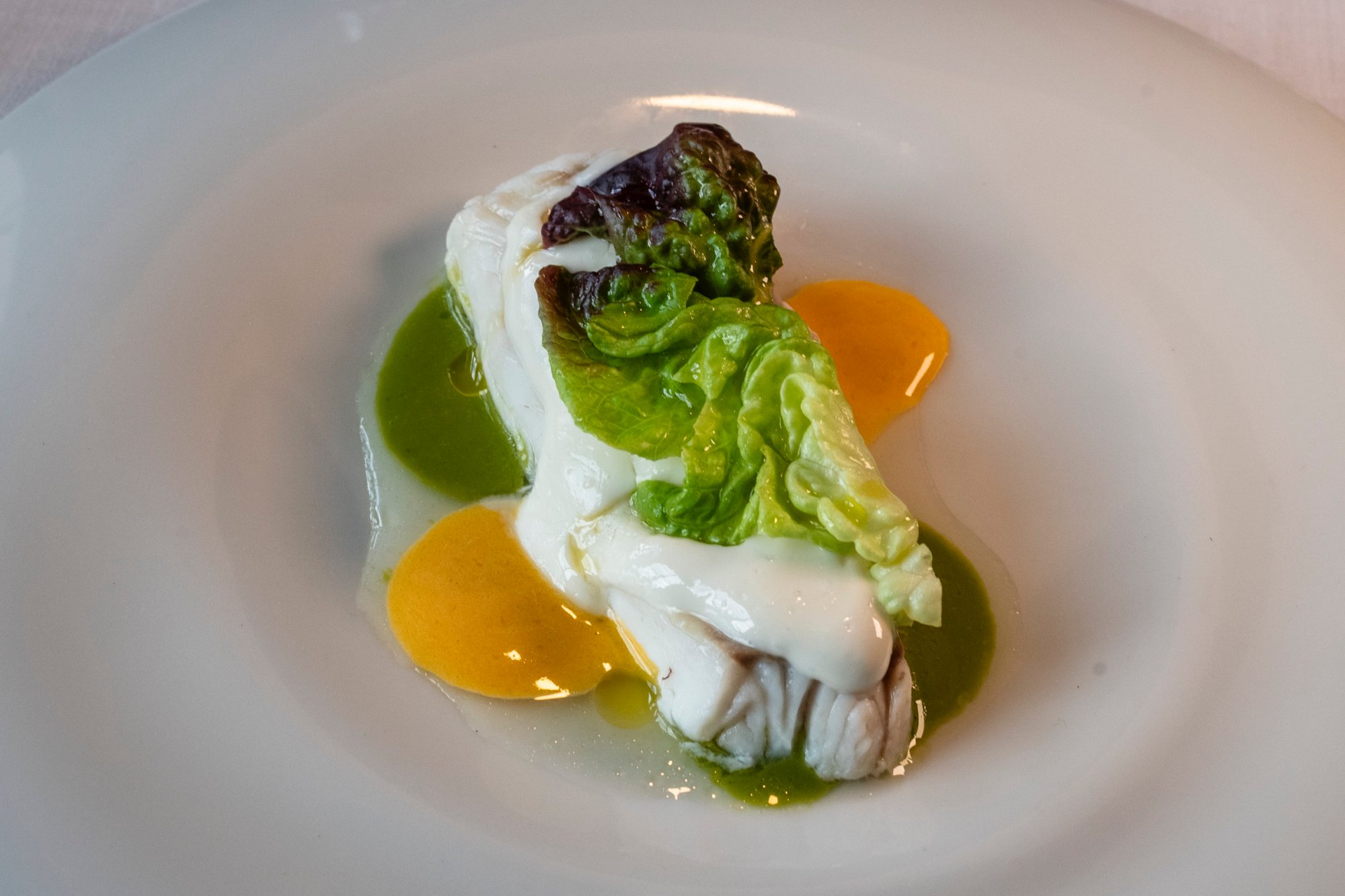 Merluza, licuado de lechuga y salsa holandesa de 'Narbasu' (Asturias).