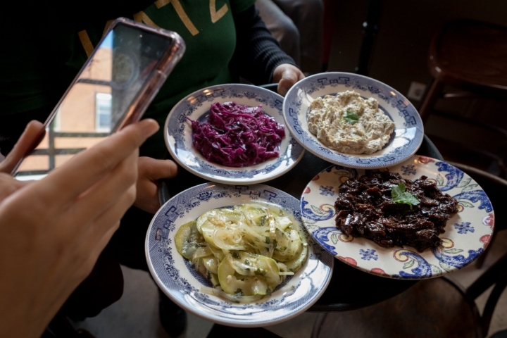 9/11/2022. Madrid. Katz. Redactora: Lara Villanueva. Colección de las ensaladas. Foto de César Cid.