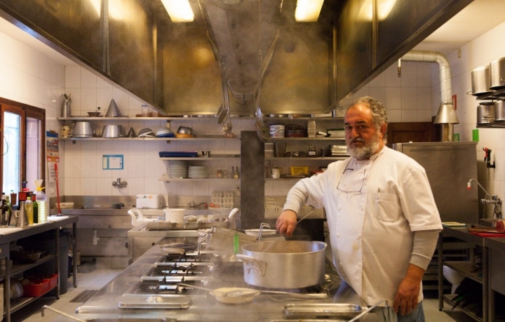 Miguel Ángel Ramírez en su amplia cocina, de la que presume con orgullo.