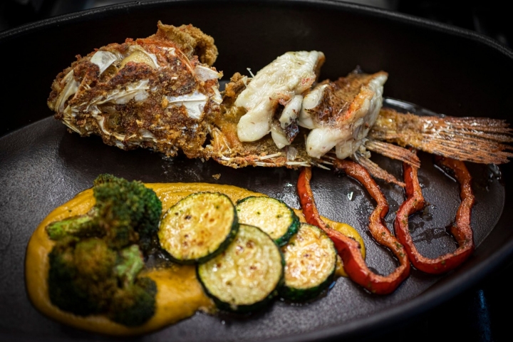 Los pescados del mar Menor se elaboran en el 'kamado' y se comen hasta las espinas.