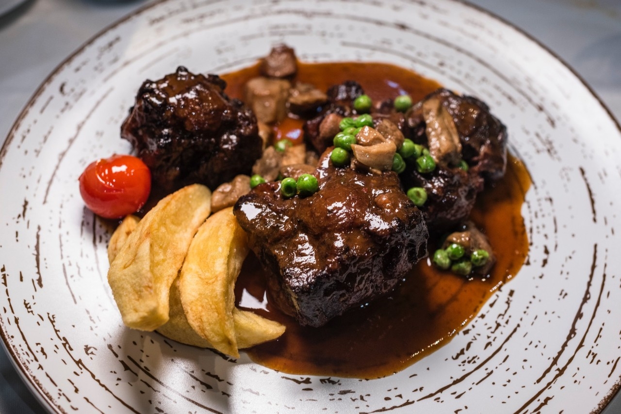 El rabo de toro, una de las especialidades de 'Doña Negra'.