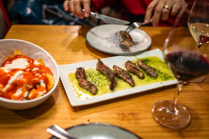 Tapas ricas, pero a veces con demasiado aceite.