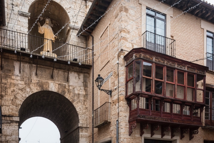 La Puerta del Mercado da paso a la calle principal y te lleva directo al tapeo. 