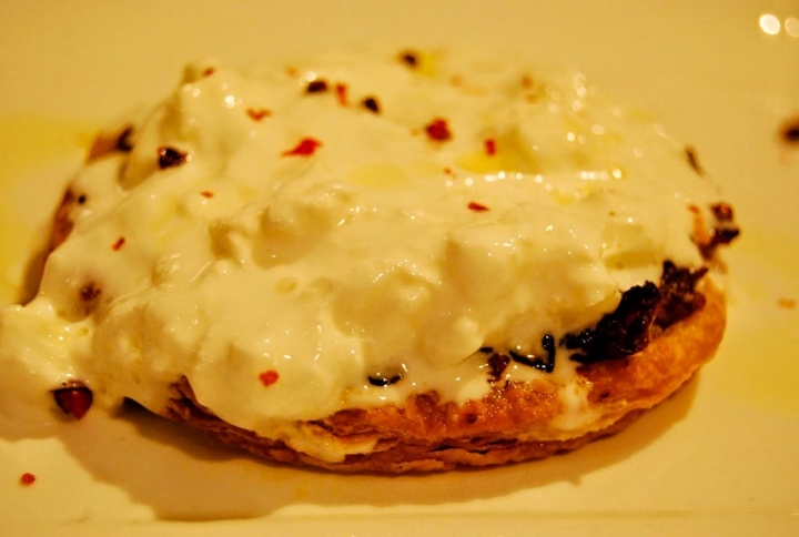 Tatin de cebolla caramelizada con stracciatella de buratta. Eduard Ros