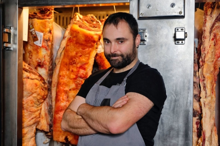 Xabier posa con las clásicas costilas de vaca vieja.