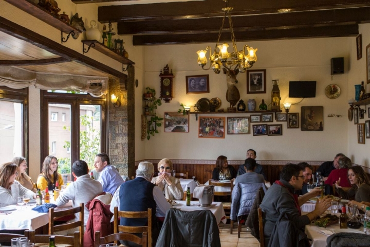 Ambiente animado y relajado para celebrar la temporada.