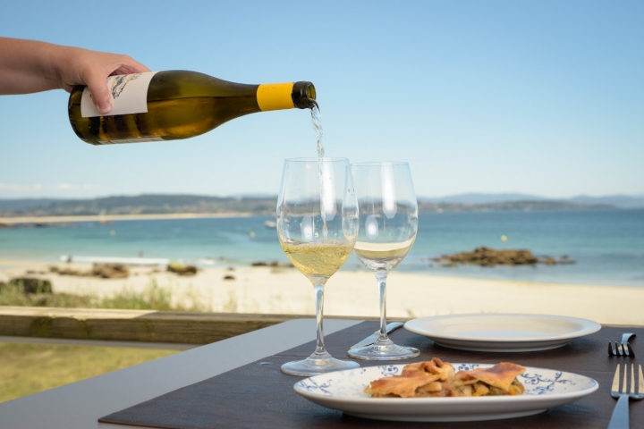 Desde el comedor de 'Meloxeira Praia' se observan la Isla de Ons en el horizonte. Foto: Adrián Baúlde