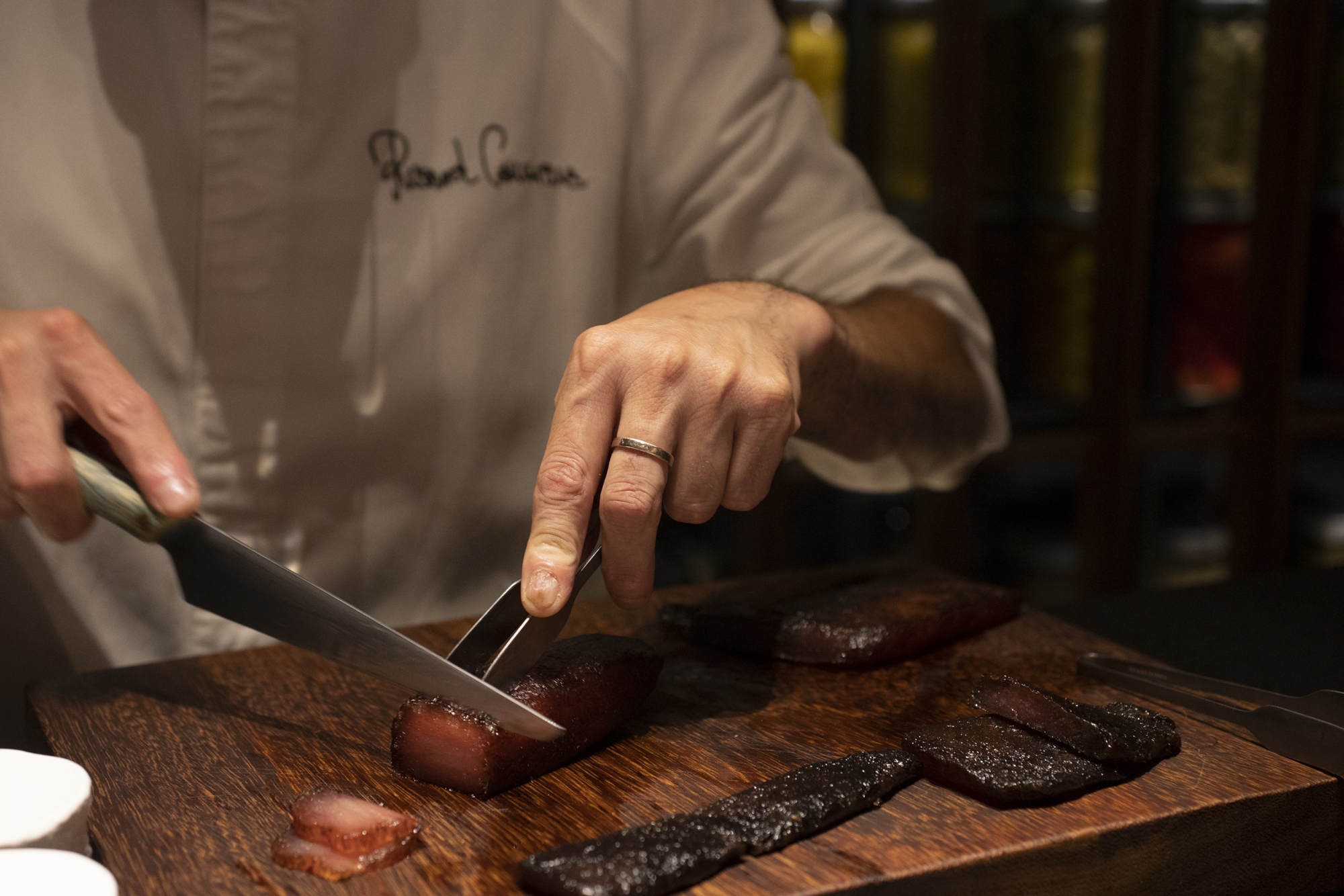 El chef combina tres cortes distintos del atún en este pase.