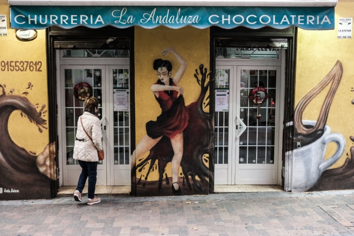 La flamenca y la ola de chocolate de la fachada de 'La Andaluza'.