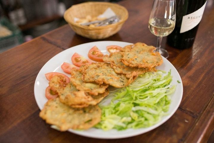 Las tortillas de camarones, una delicia andaluza que aquí no puede faltar.