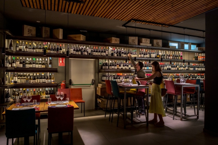 La sala es una 'biblioteca' con más de 600 referencias.