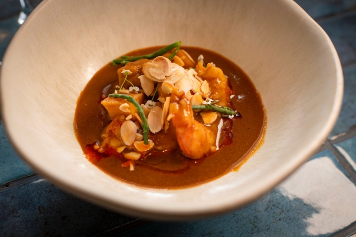 Un guiso marinero de gambas con profundo caldito para rebañar. 