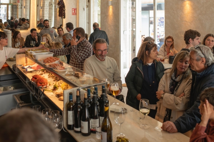 La barra siempre está animada con clientes de todas las edades.