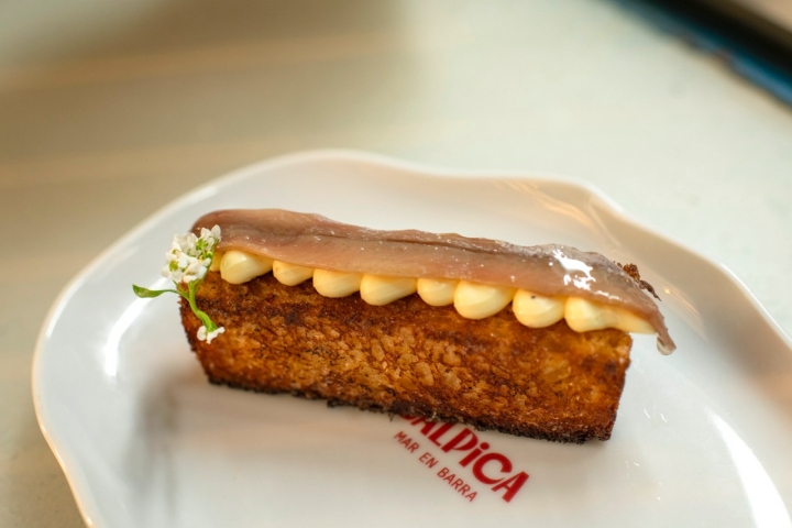 Brioche de anchoa y mantequilla.