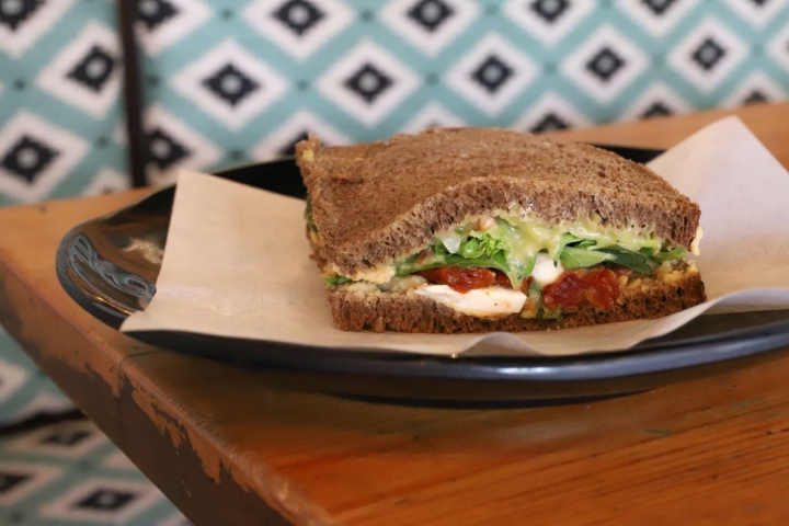 Sus sandwiches piden un bocado.