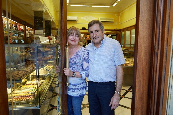 Los propietarios de la pastelería: Lourdes Nieto y Josep Maria Roig.