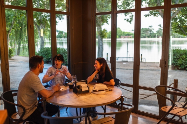  Las vistas del lago desde dentro de la taberna.