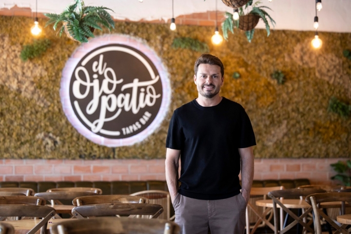 Málaga (España) 30/05/2025 Reportaje ‘Málaga: ruta de tapeo para comerse el barrio de Teatinos’ por los bares de tapas Bocallena, La Piarda, El Refugio, El ojo patio, Lambik, El gallo negro y La Piká. En la foto, el co propietario José Ramón Jiménez de El ojo patio.Foto: Daniel Pérez