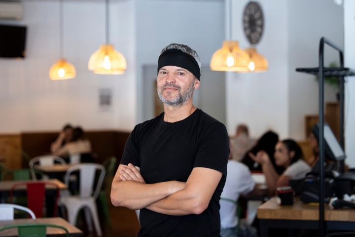 Málaga (España) 30/05/2025 Reportaje ‘Málaga: ruta de tapeo para comerse el barrio de Teatinos’ por los bares de tapas Bocallena, La Piarda, El Refugio, El ojo patio, Lambik, El gallo negro y La Piká. En la foto, David Salvatierra, co propietario de El Refugio.Foto: Daniel Pérez